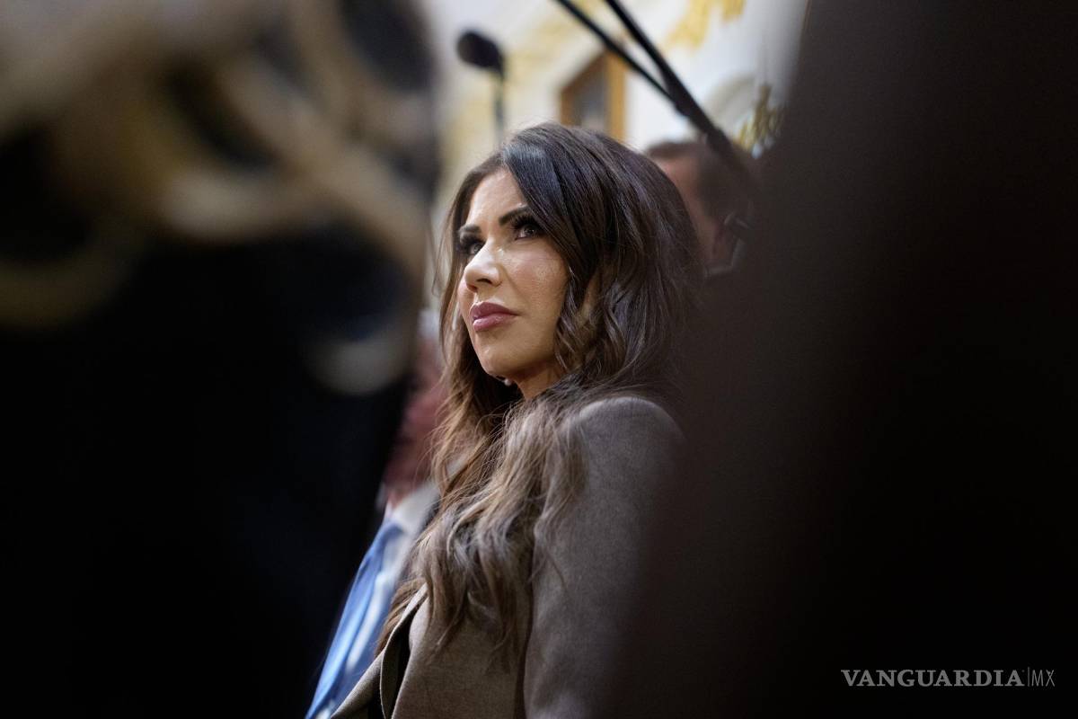 $!La secretaria de Seguridad Nacional de Estados Unidos (DHS), Kristi Noem, asiste a una reunión del Gabinete en la Sala del Gabinete de la Casa Blanca en Washington.