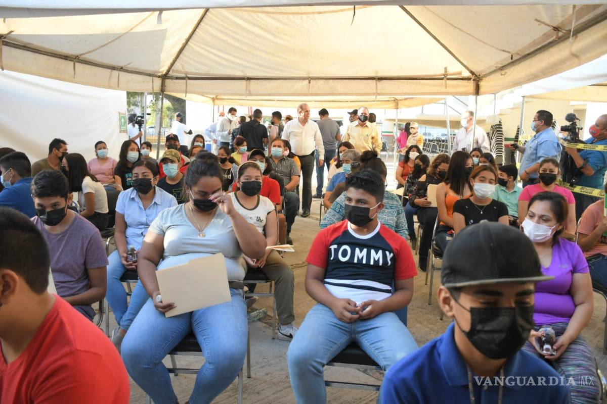 Aplican primeras dosis anti COVID-19 a jóvenes de 12 a 17 años en Piedras Negras, Coahuila