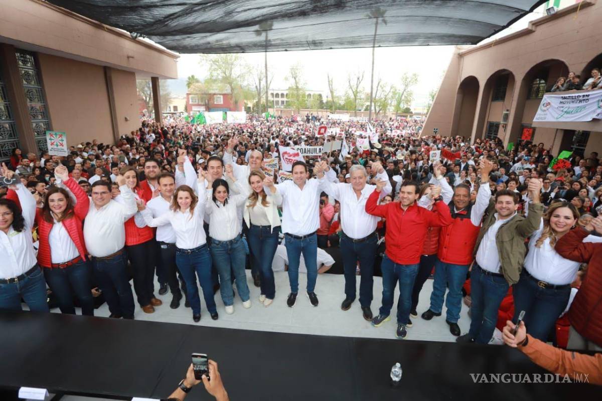 $!En Saltillo, Javier Díaz fue acompañado por cientos de simpatizantes en su registro para la Alcaldía.