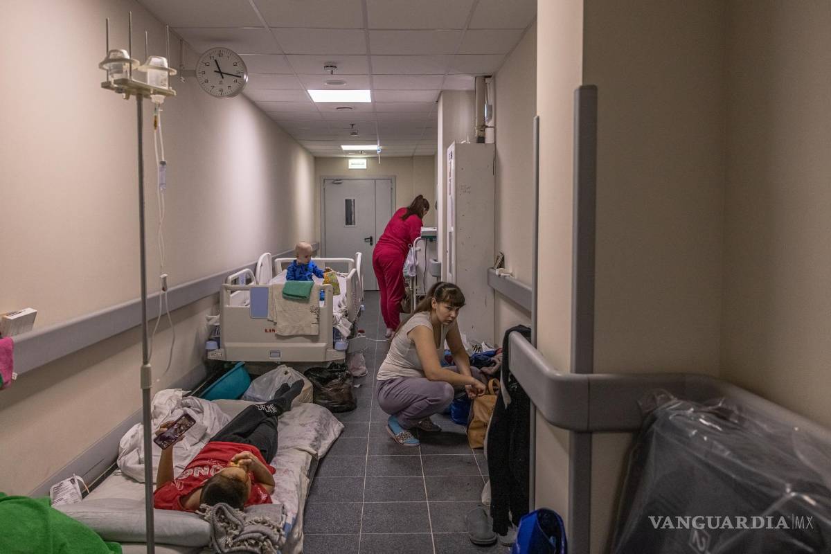 $!Padres están junto a sus hijos que están siendo tratados en el sótano del hospital infantil Ohmadyt en Kiev (Kiev), Ucrania. EFE/EPA/Roman Pilipey