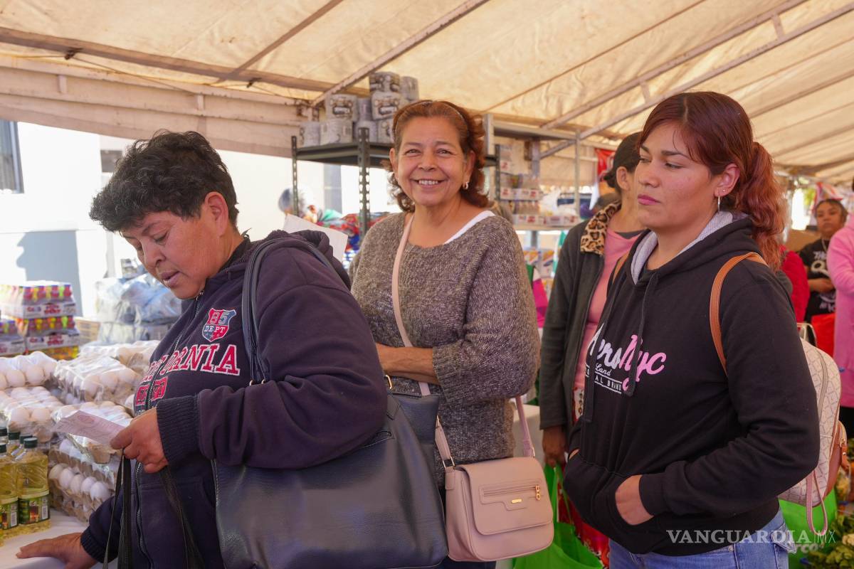 $!Ciudadanas y ciudadanos acceden a productos de primera necesidad a bajo costo a través del programa Mercadito, impulsado por el Gobierno Municipal.
