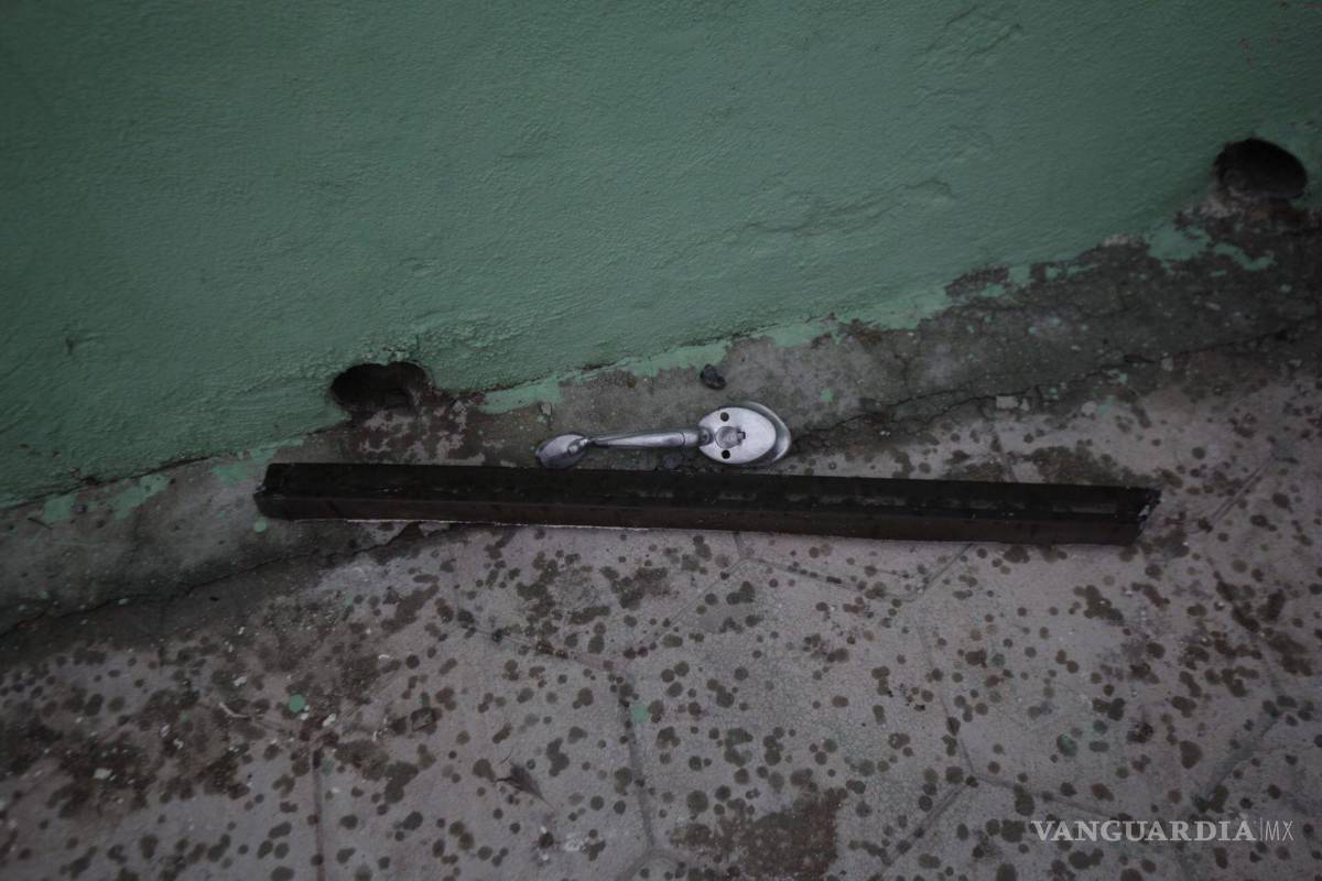 $!Pedazos de puerta salieron disparados.