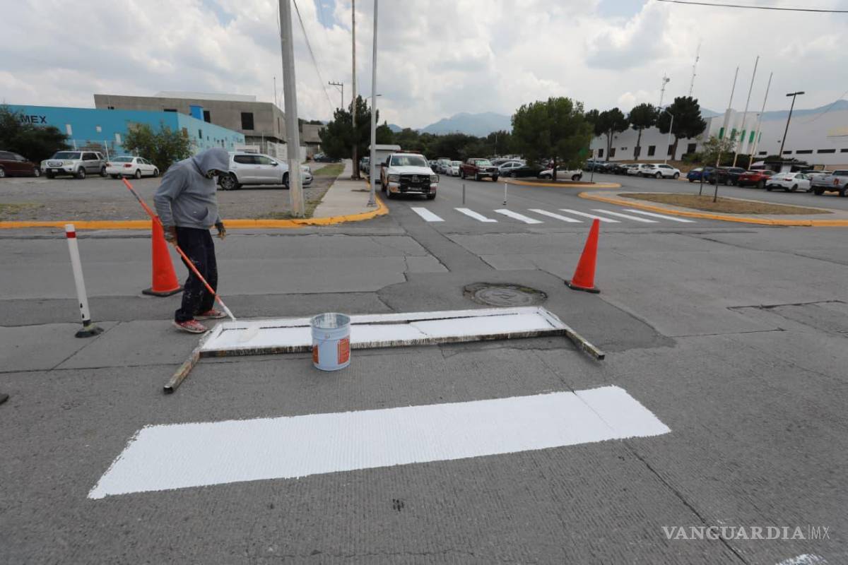 $!Brigadas municipales realizan trabajos de pintura y mantenimiento en el Centro Metropolitano.