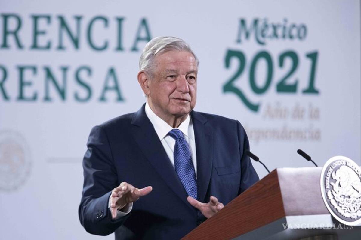 Vacunas 'ayudan' a AMLO; aprobación sube a 63% en febrero