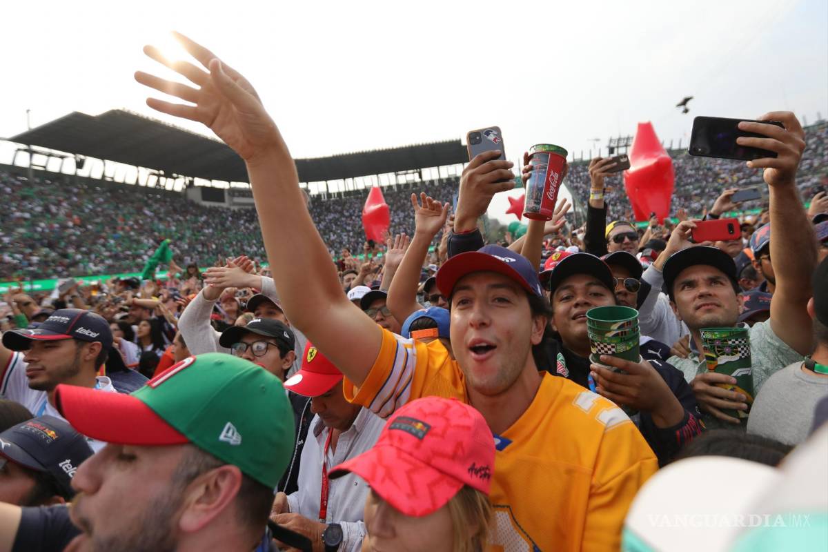 $!Aficionados celebran al final del Gran Premio de Fórmula Uno de Ciudad de México en el Autódromo Hermanos Rodríguez en Ciudad de México (México).