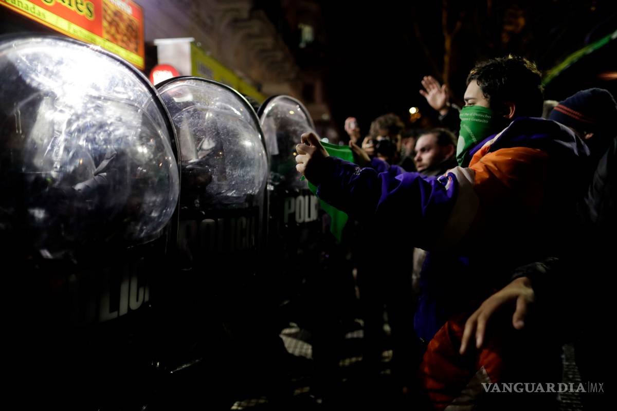 $!Fuertes protestas y enfrentamientos en Argentina tras rechazar el Senado la legalización del aborto