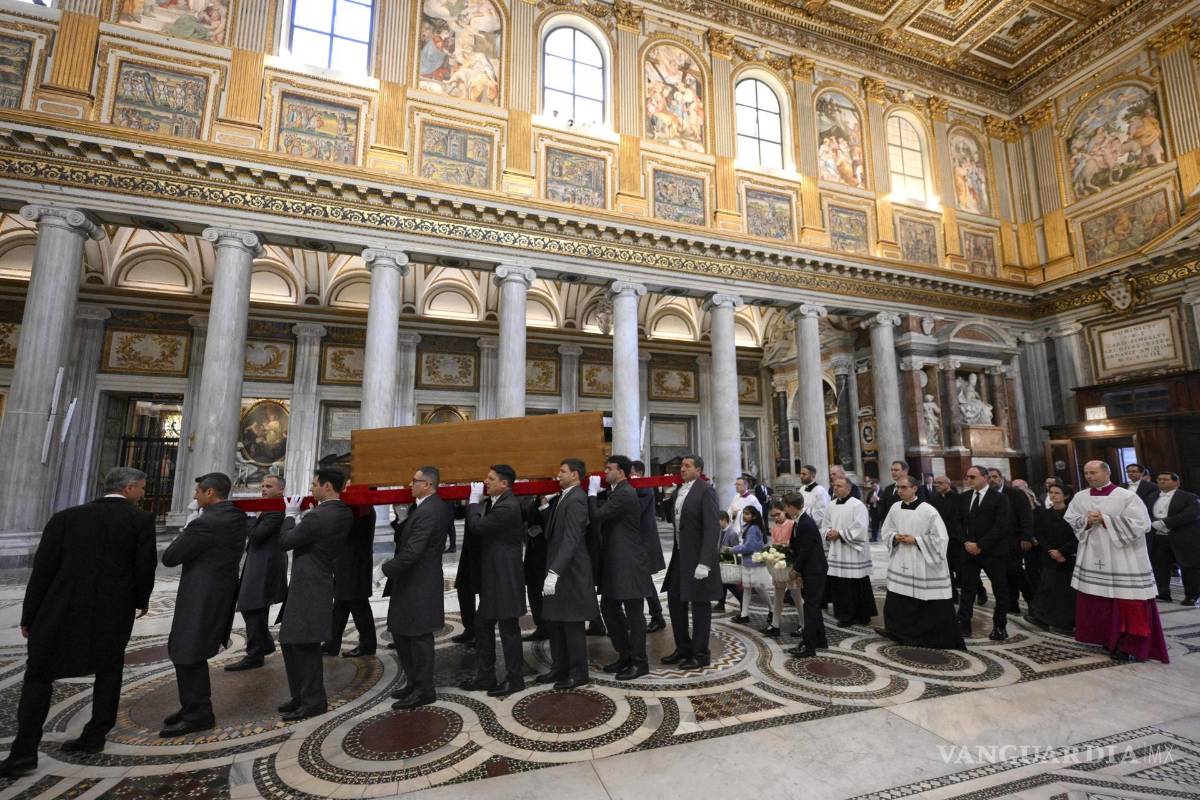 $!Portadores del féretro llevando el ataúd del difunto Papa Francisco durante su entierro en la Basílica de Santa María la Mayor en Roma.
