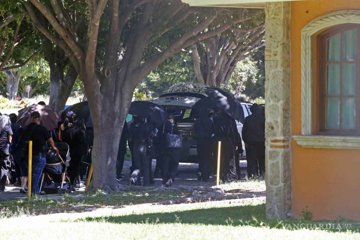$!Tras la llegada de los vehículos al panteón, empezaron a tocar música de banda. Decenas de personas, en su mayoría vestidas de negro, acompañaron el féretro hasta el lugar donde fue enterrado.