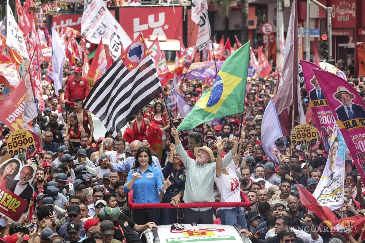 $!El presidente de Brasil y candidato a la reelección, Luiz Inácio Lula da Silva (c), participa en una caravana este sábado, en Sao Paulo, Brasil.