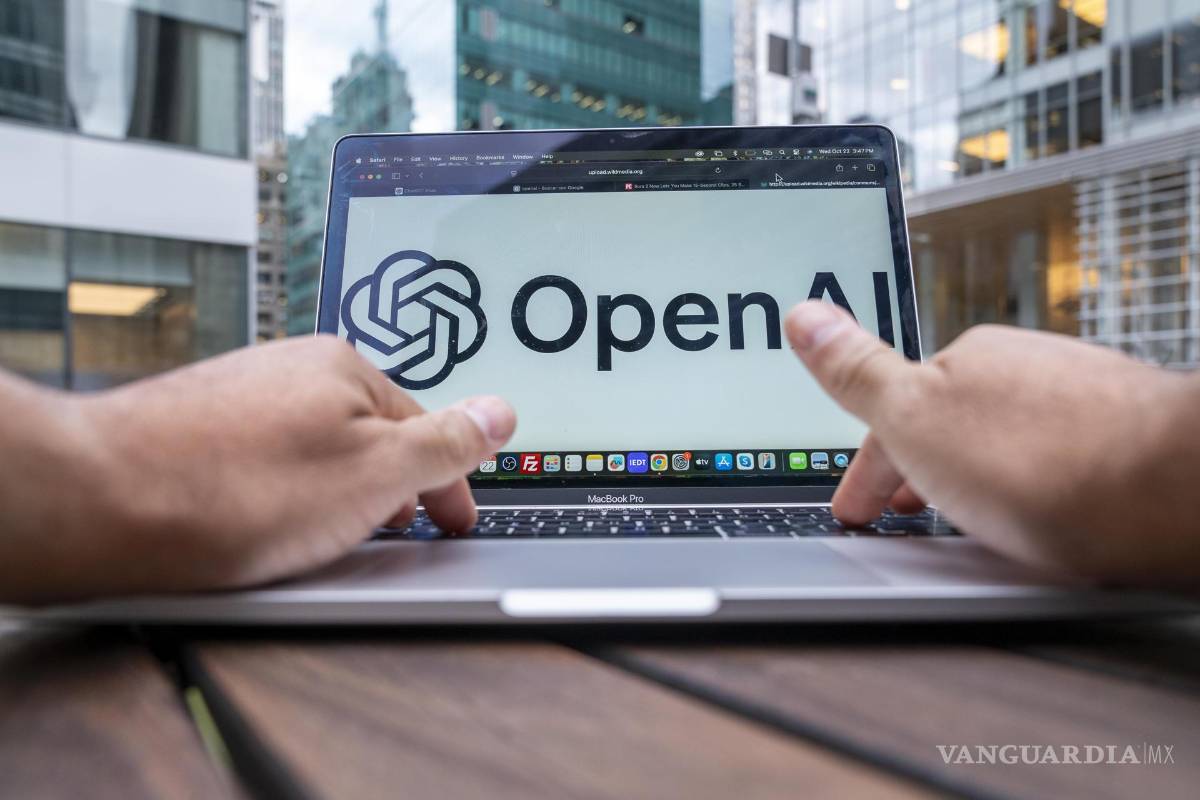 $!Una persona revisa su computadora con el logo de OpenAI en Nueva York (Estados Unidos). La empresa de IA lanzó un nuevo navegador.