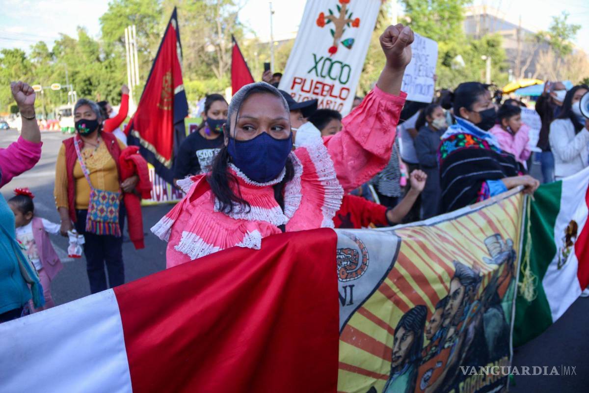 $!Indígenas Mazahuas junto con vecinos de la colonia Xoco, se manifestaron con el cierre de avenida Universidad. Mientras, trabajadores de la construcción de la calle Mayorazgo protegían su zona de labor del complejo Mítikah. Ambas protestas en la Colonia Xoco de la alcaldía Benito Juárez.