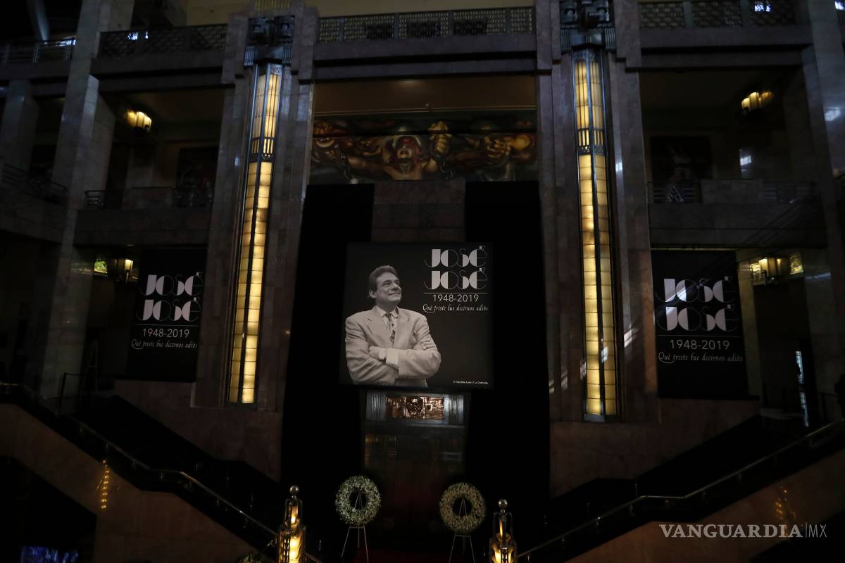 $!FOTOGALERÍA: Palacio de Bellas Artes rinde tributo al príncipe de la canción José José