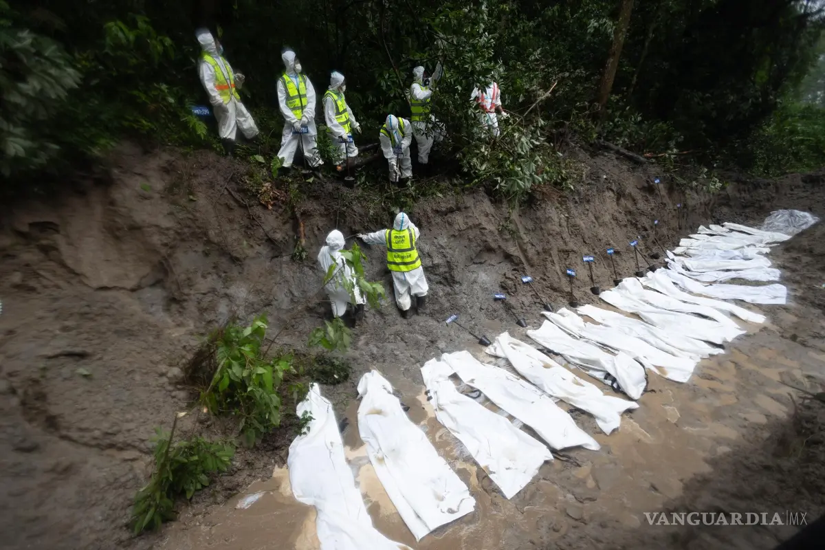 $!Efectivos del ejército y de la policía depositan los cuerpos de víctimas no identificadas en una fosa común en Dakshin Dhoka, Gokarneshwor, Nepal.