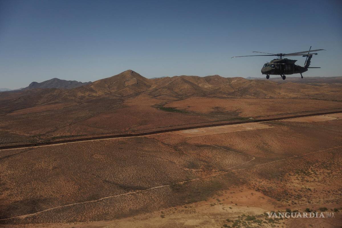$!Un helicóptero Black Hawk sobrevuela la frontera sur en Arizona. El Pentágono ha enviado miles de tropas, aviones espía e incluso dos buques de guerra para vigilar el territorio y las costas.