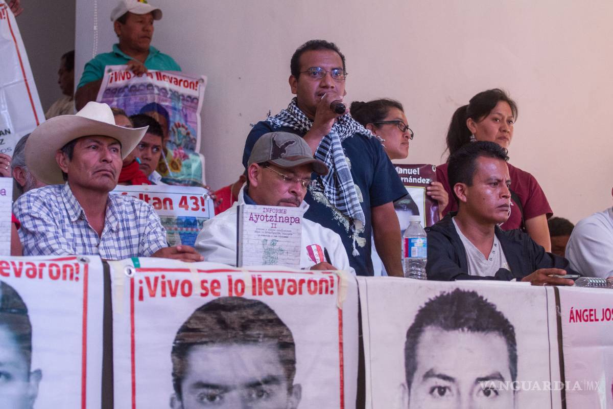 Padres de los 43 exigen la renuncia de Tomás Zerón