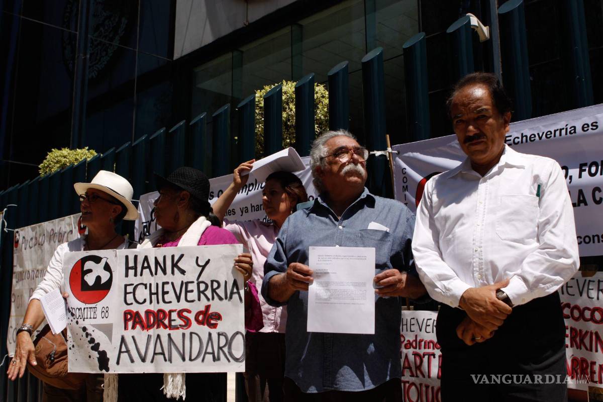 $!05/07/2003. Integrantes del comité del 68 entregan una promoción judicial sobre lo ocurrido el 2 de octubre de 1968 y 10 de junio de 1971 en contra de Echeverría.