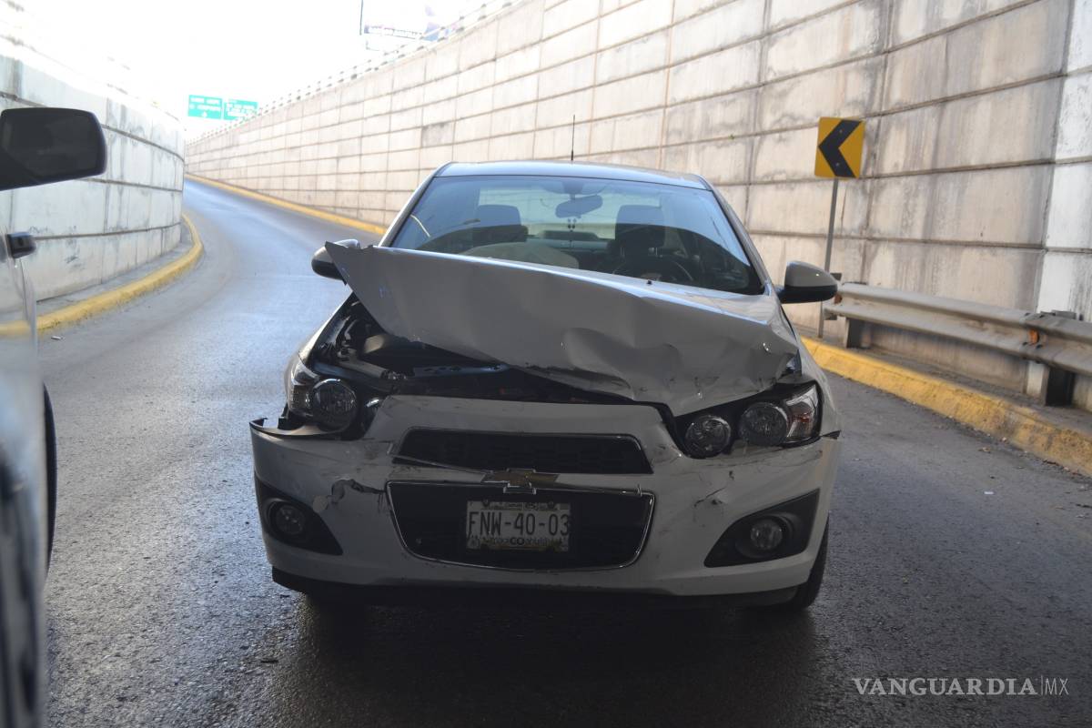 Exceso de velocidad y charco la hacen chocar