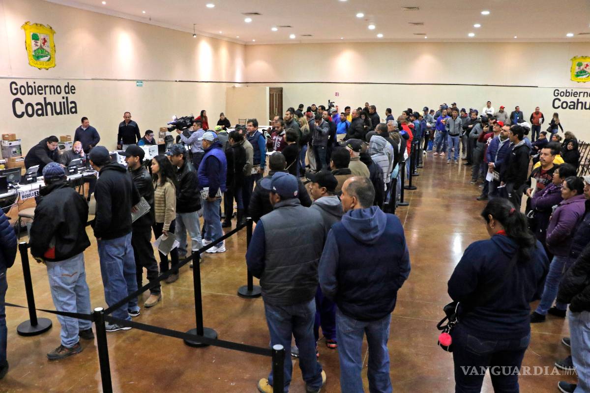 $!Fallas en módulos de placas hacen esperar a saltillenses por más de cuatro horas