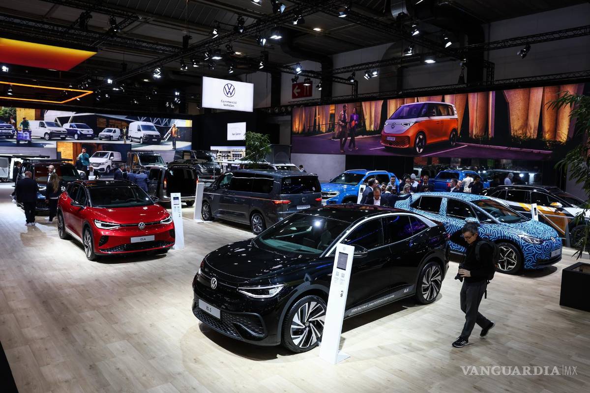 $!El stand del fabricante alemán de vehículos de motor Volkswagen durante la inauguración del Salón del Automóvil de Bruselas 2023, en Bruselas, Bélgica.