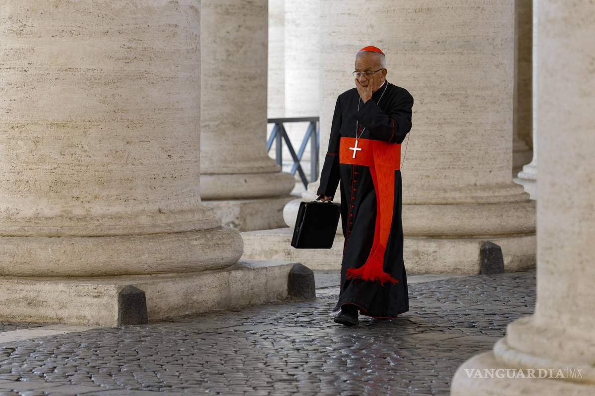 $!El cardenal Jorge Enrique Jiménez Carvajá llega a la reunión de la Congregación General de Cardenales, en la Ciudad del Vaticano.