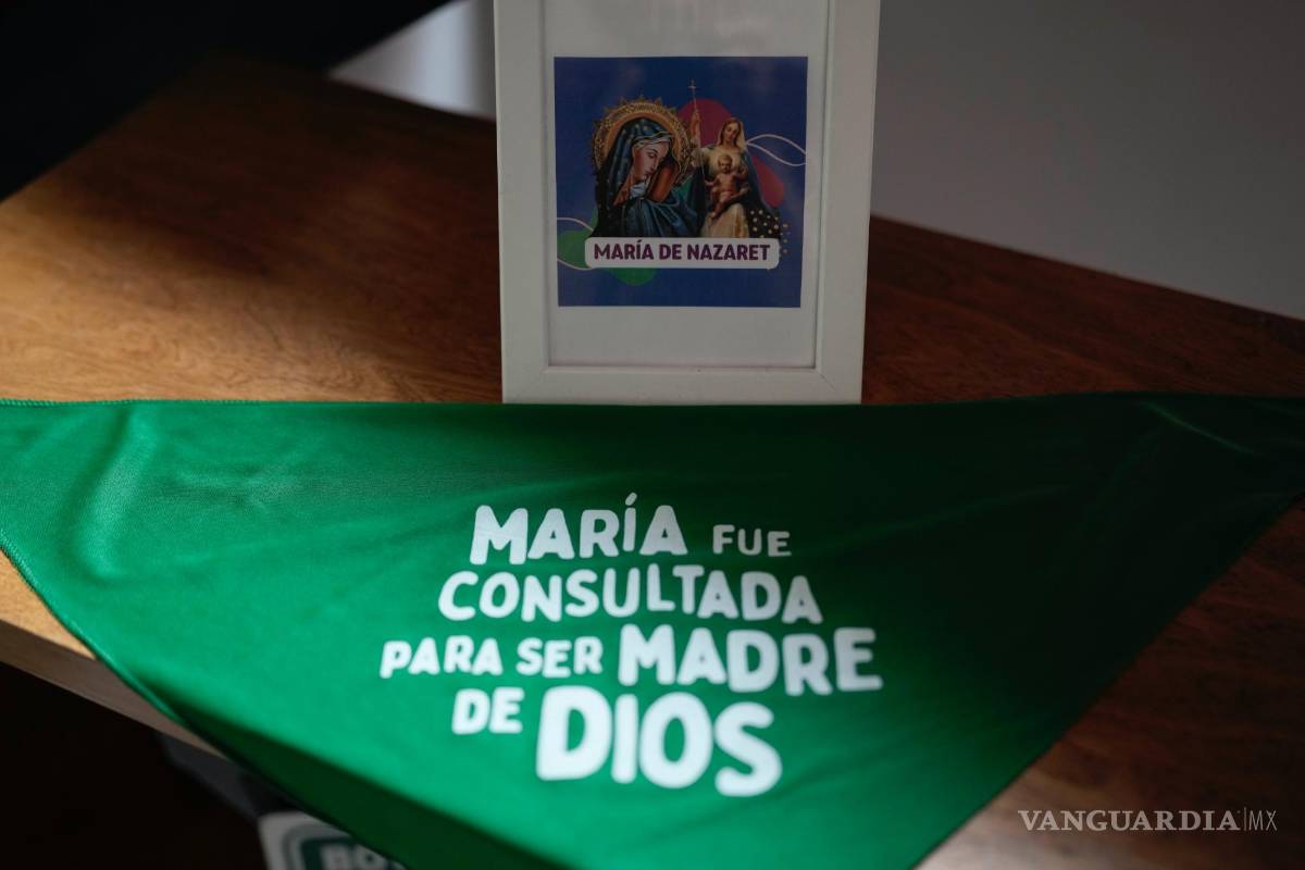 $!Un pañuelo verde con un mensaje a favor del aborto junto a una imagen de la Virgen María en las oficinas de Católicas Por el Derecho a Decidir, en CDMX.