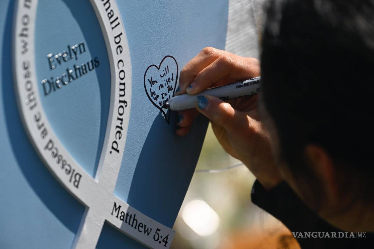 $!Un niño deja un mensaje en una cruz a la entrada de la Escuela Covenant en Nashville, Tennessee.