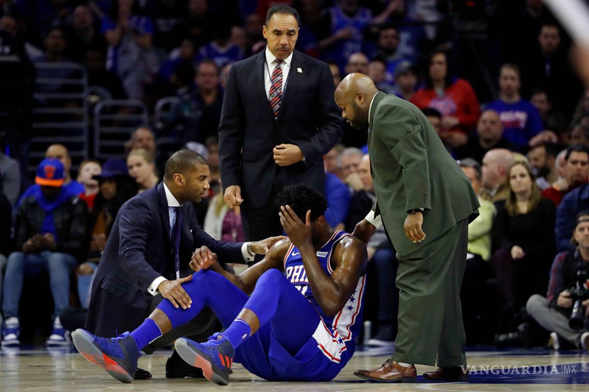 Jugador de los 76ers de Filadelfia tiene fractura en el ojo por un cabezazo