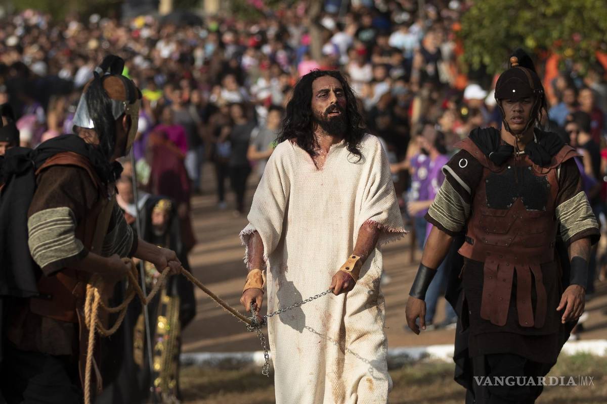 $!Actores representan el viacrucis, en Brasilia (Brasil).