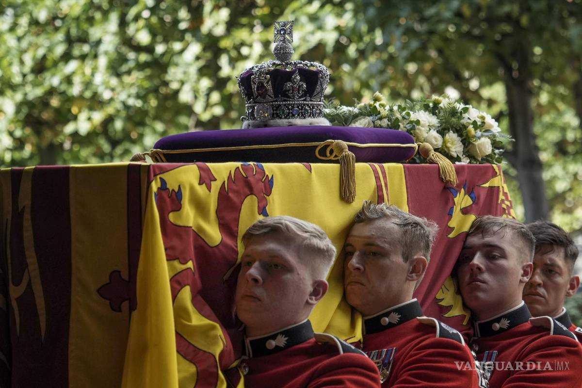 $!Portadores cargan el ataúd de la reina Isabel II durante una procesión.