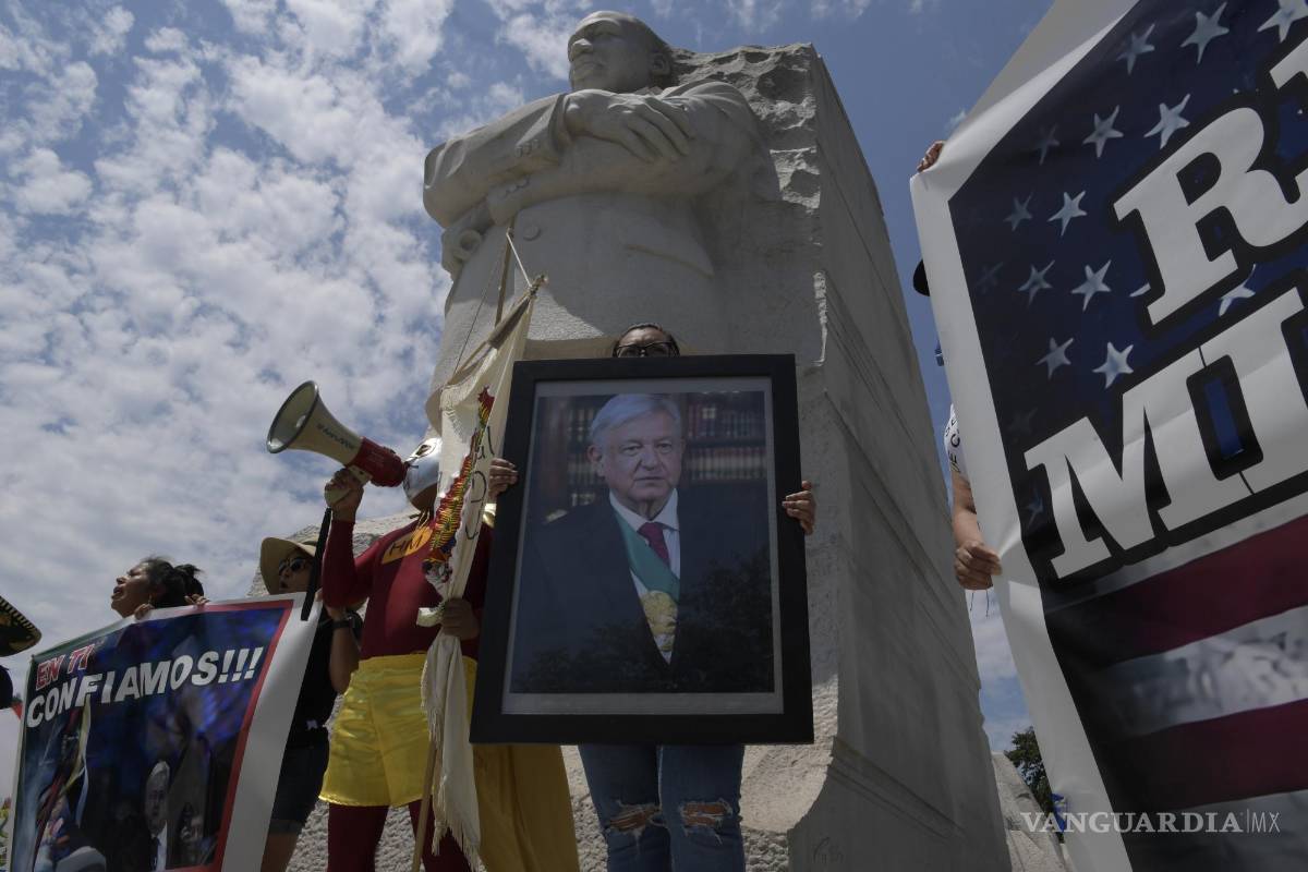 $!Una simpatizante del presidente de México, Andrés Manuel López Obrador, sostiene un retrato del mandatario frente al monumento Martin Luther King.
