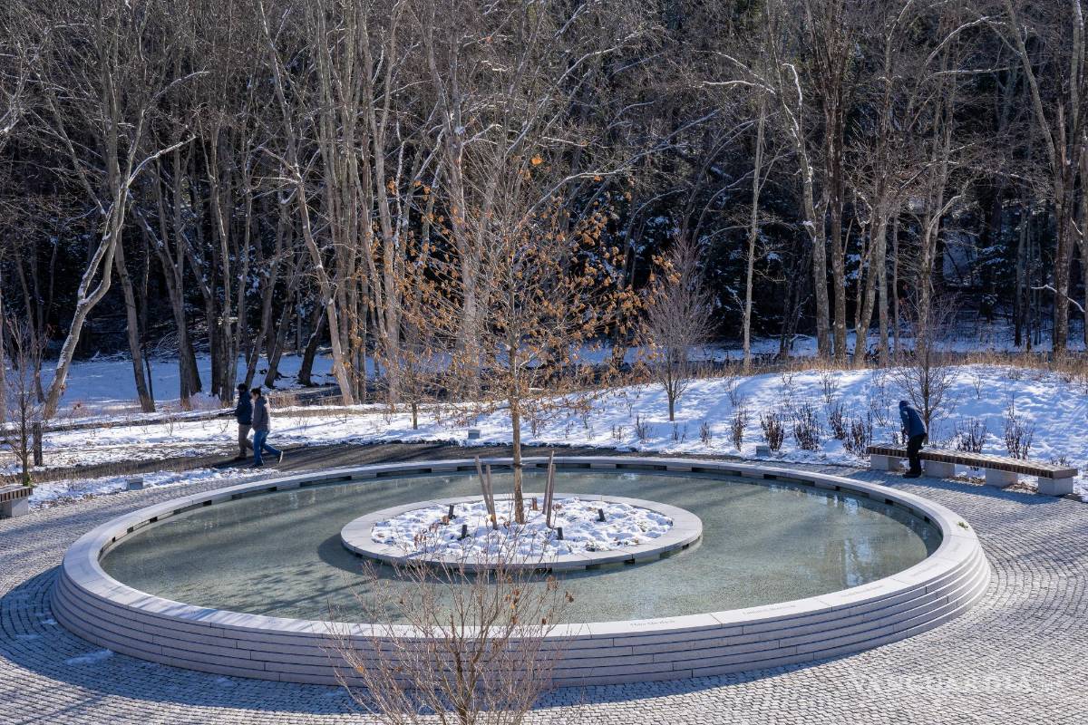 $!Personas caminan alrededor del Monumento Permanente de Sandy Hook en Newtown, Connecticut.