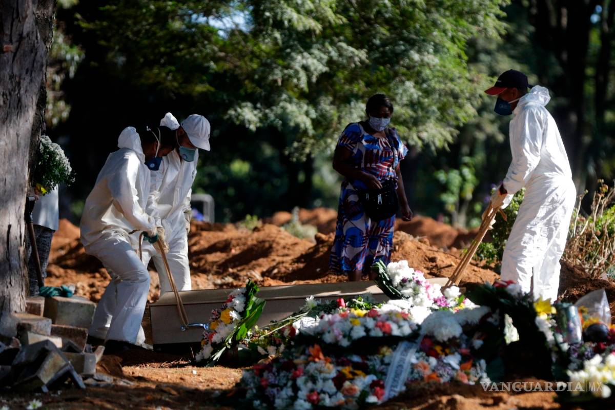 Suman 800 mil muertes en el mundo por COVID