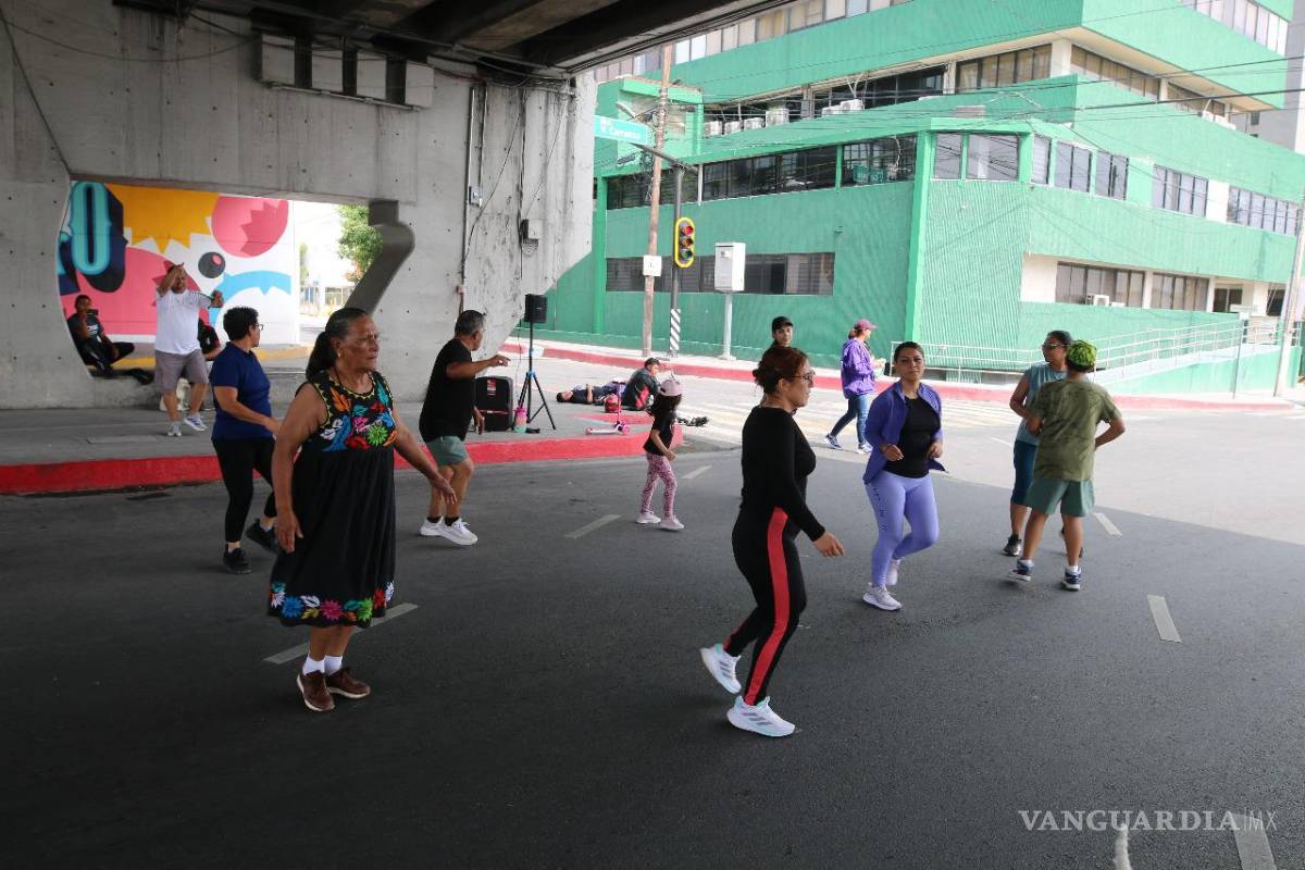 $!Se impartió una clase de ritmos musicalizados debajo del puente de Venustiano Carranza y periférico Luis Echeverría.