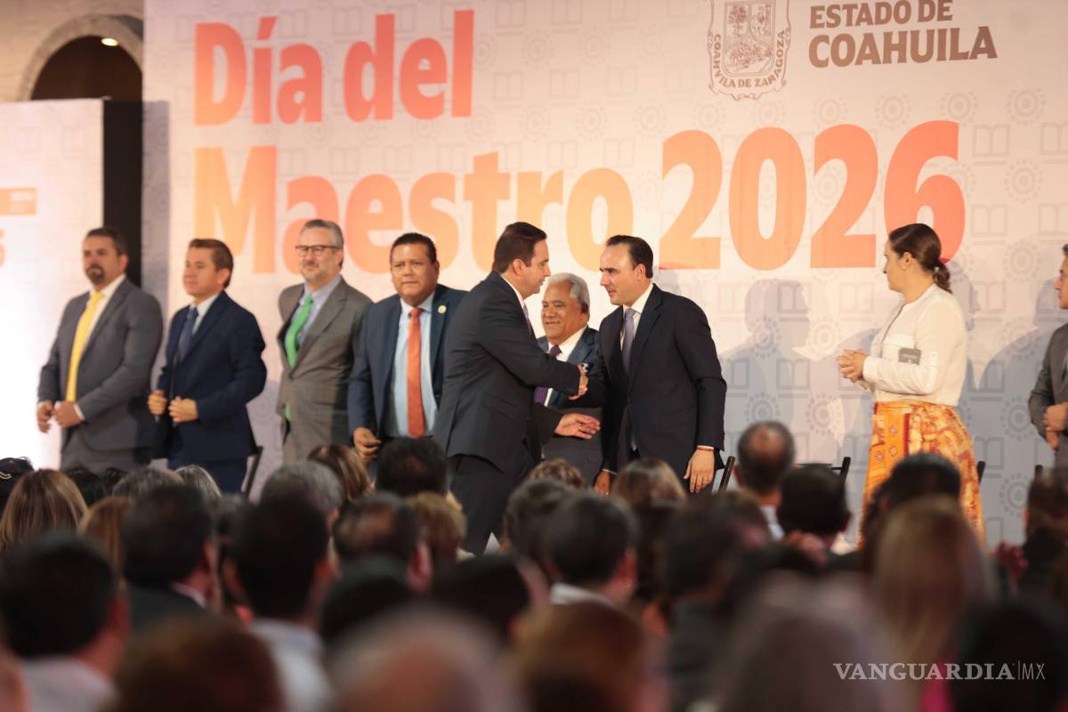 $!Autoridades estatales, sindicales y municipales participaron en la ceremonia conmemorativa por el Día del Maestro.