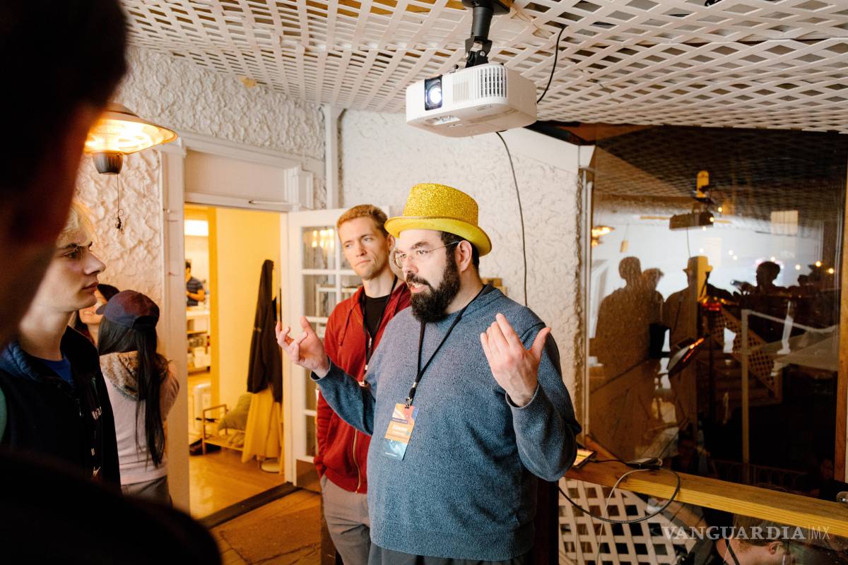 $!Eliezer Yudkowsky (c) conversando en Lighthaven en Berkeley. El movimiento racionalista es tanto un estilo de vida como un conjunto de ideas.