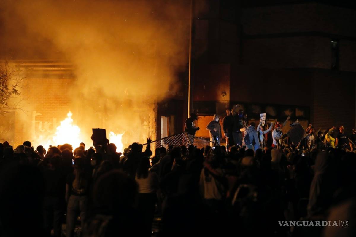 Trump acusa de matones a manifestantes por la muerte de George Floyd y Twitter cree que glorifica violencia