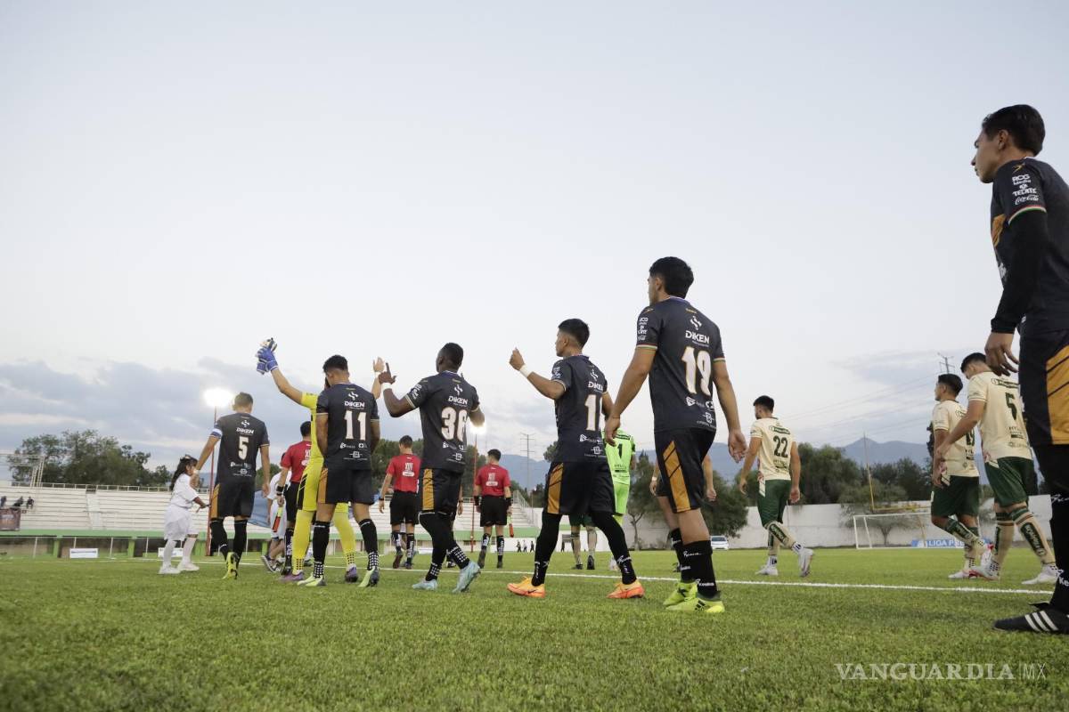 $!Los equipos entraron con todo al terreno de juego para disputar el encuentro.