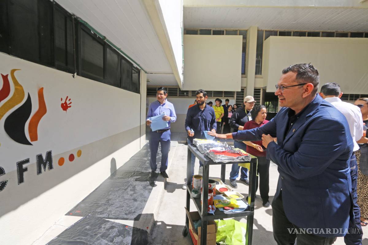 $!Estudiantes y maestros participaron en el mural “Dejando huella” como parte de las actividades conmemorativas.
