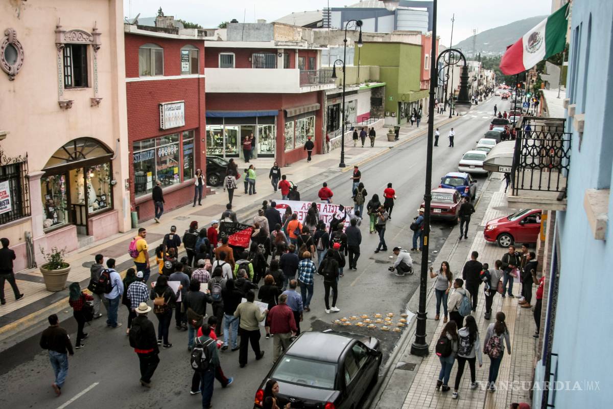 $!Saltillo marcha una vez más para recordar la desaparición de los 43 estudiantes