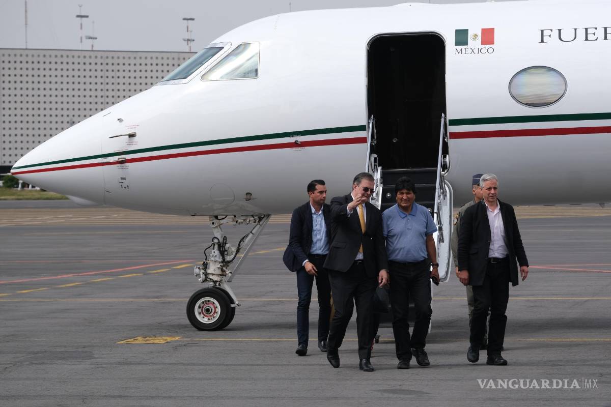 $!No llegó solo... ellos acompañaron a Evo Morales en su traslado a México