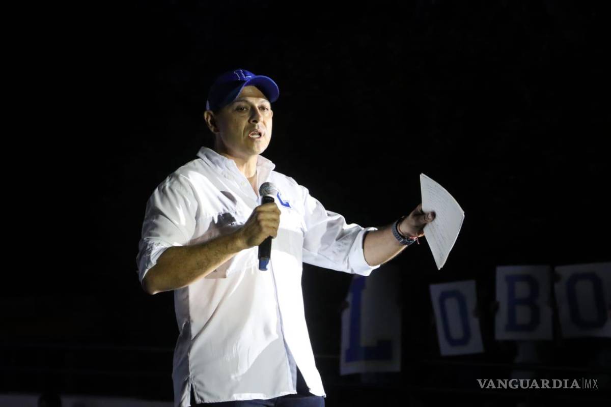 $!El rector Octavio Pimentel realiza la primera compra en la tienda en línea, apoyando así a la comunidad estudiantil.