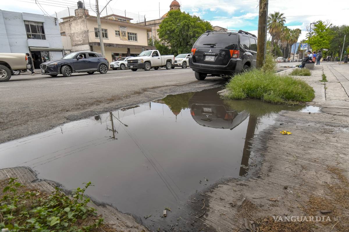 $!Comerciantes y estudiantes señalaron que los encharcamientos se forman constantemente tras las lluvias, afectando el paso peatonal y áreas cercanas al transporte público.