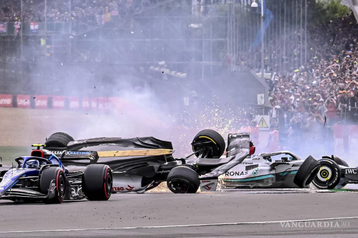 $!Aspectos del accidente de Guanyu Zhou de Alfa Romeo.