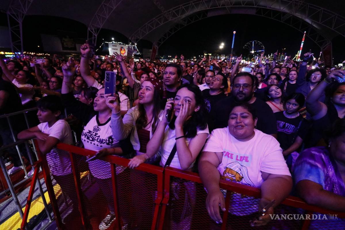 $!El público se emocionó al escuchar “Duerme soñando”, uno de los temas más esperados de la noche, interpretado casi al final del espectáculo.