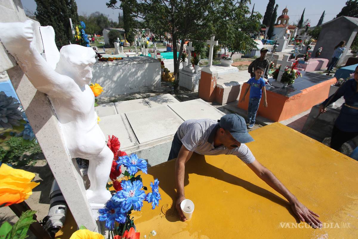 $!En el Día de Muertos, ellos no olvidan ni dejan solos a sus seres queridos [FOTOS]