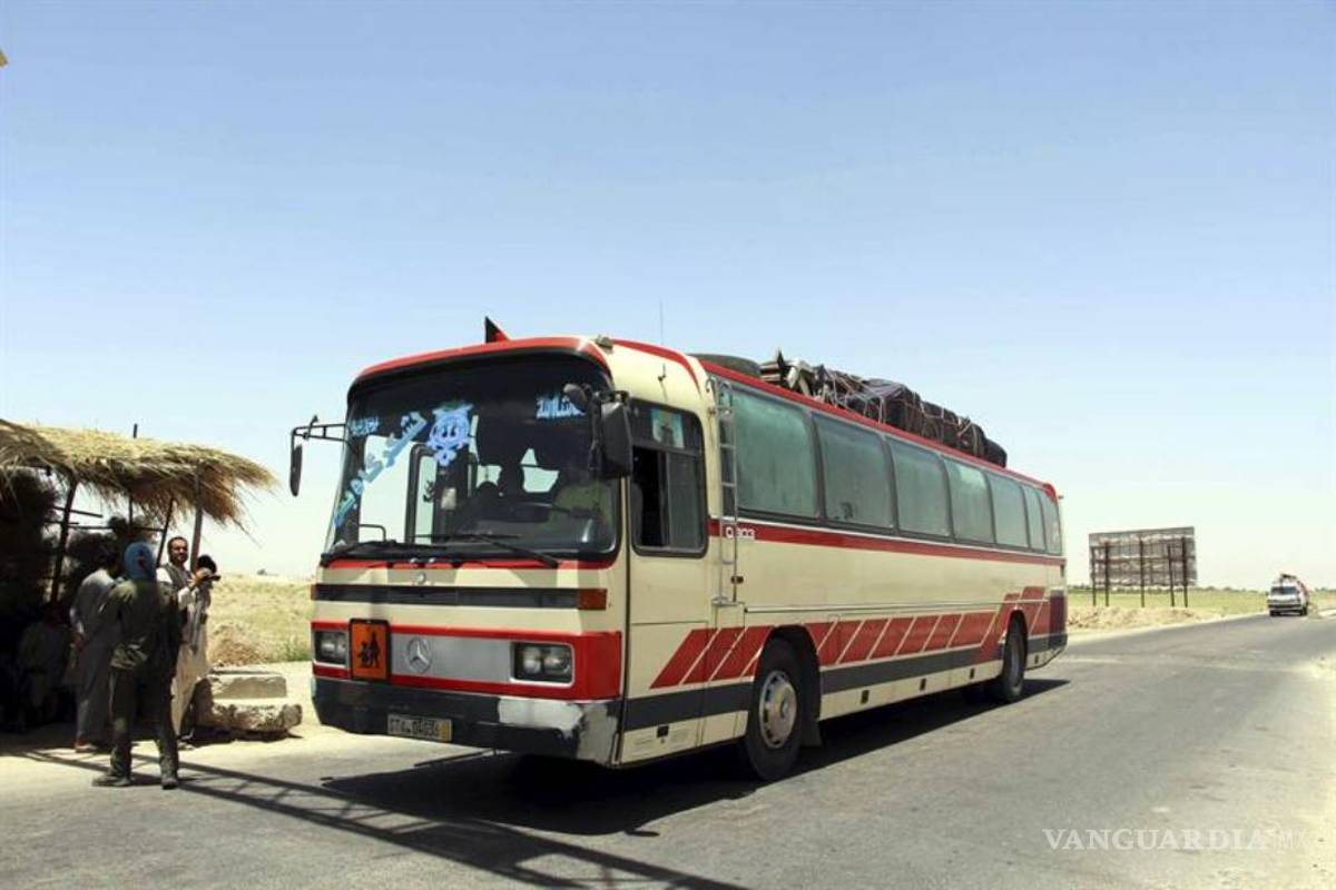 Talibanes toman como rehenes a 48 viajeros en el sur de Afganistán