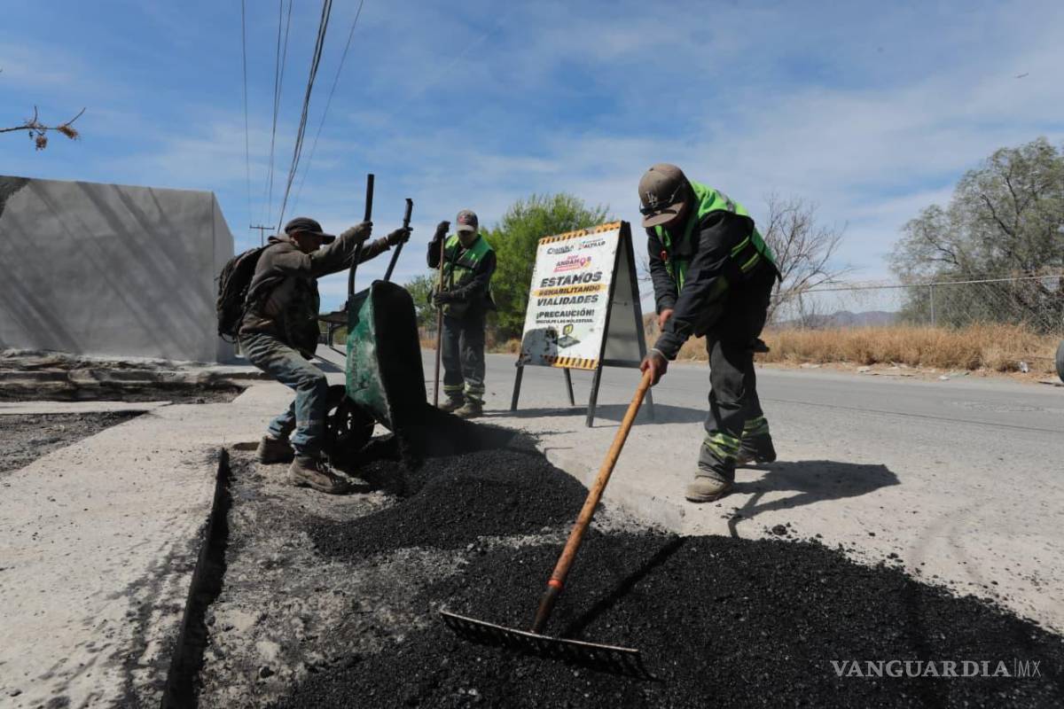 $!17 brigadas de bacheo recorren la ciudad reparando el pavimento de calles y avenidas.