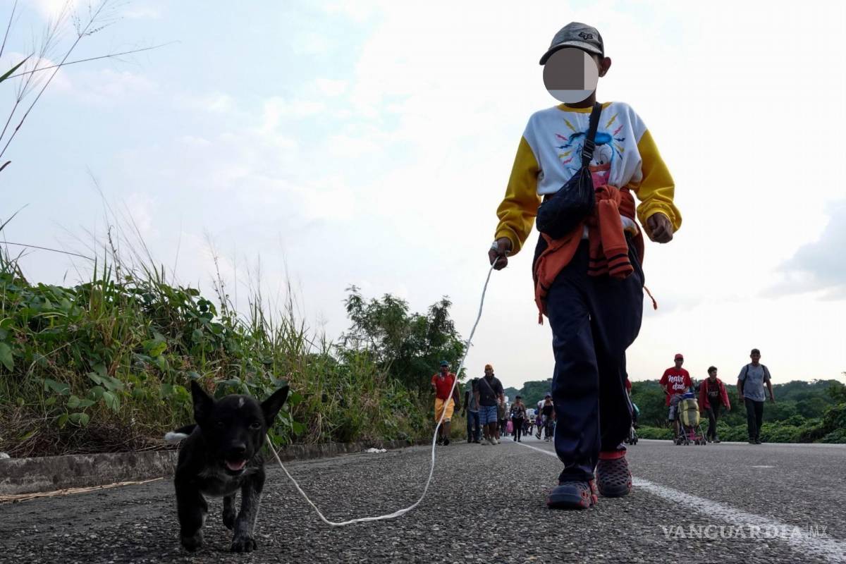 $!Un niño migrante camina junto con un cachorro que se unió al contingente en el poblado de Nuevo Morelos, Veracruz.