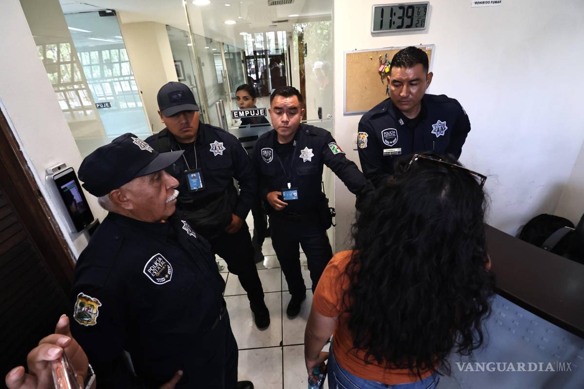 $!Elementos de la Policía Estatal controlaron los accesos al Palacio Legislativo durante la sesión en la que se discutió la situación de Antonio Flores.