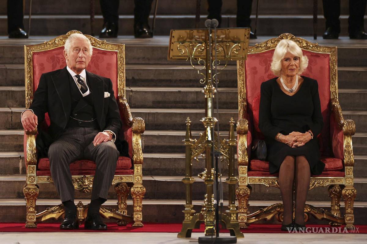 $!El rey Carlos III y Camila, la reina consorte, en el Salón Westminster.